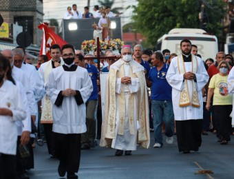 Arcebipo Dom Delson participa de procissão e preside missa em nossa Paróquia