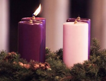O SIGNIFICADO E A SIMBOLOGIA DA COROA DO ADVENTO: “O PRIMEIRO ANÚNCIO DO NATAL”