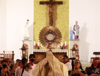 Fiéis se reúnem para  adoração   ao Santíssimo