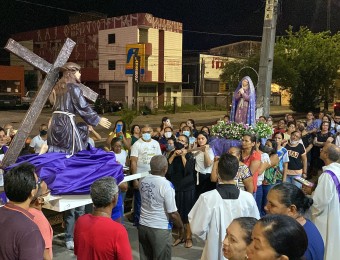 Fiéis participam da Procissão do Encontro, pelas ruas de Cruz das Armas,  na Semana Santa