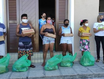 Paróquia entrega mais de 200 cestas básicas e sandálias a famílias carentes