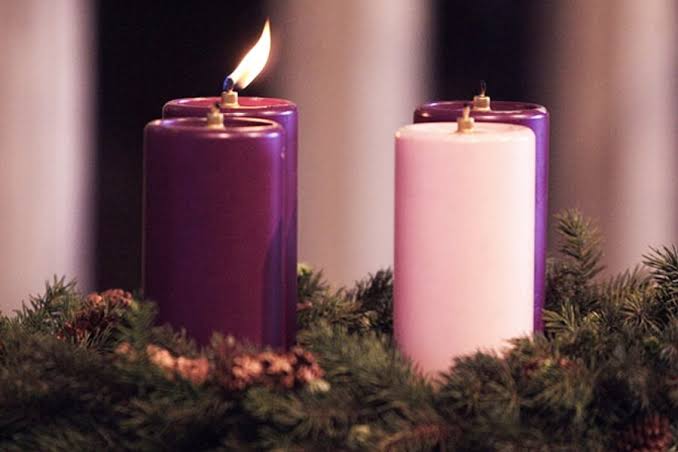 O SIGNIFICADO E A SIMBOLOGIA DA COROA DO ADVENTO: “O PRIMEIRO ANÚNCIO DO NATAL” O SIGNIFICADO E A SIMBOLOGIA DA COROA DO ADVENTO: “O PRIMEIRO ANÚNCIO DO NATAL”